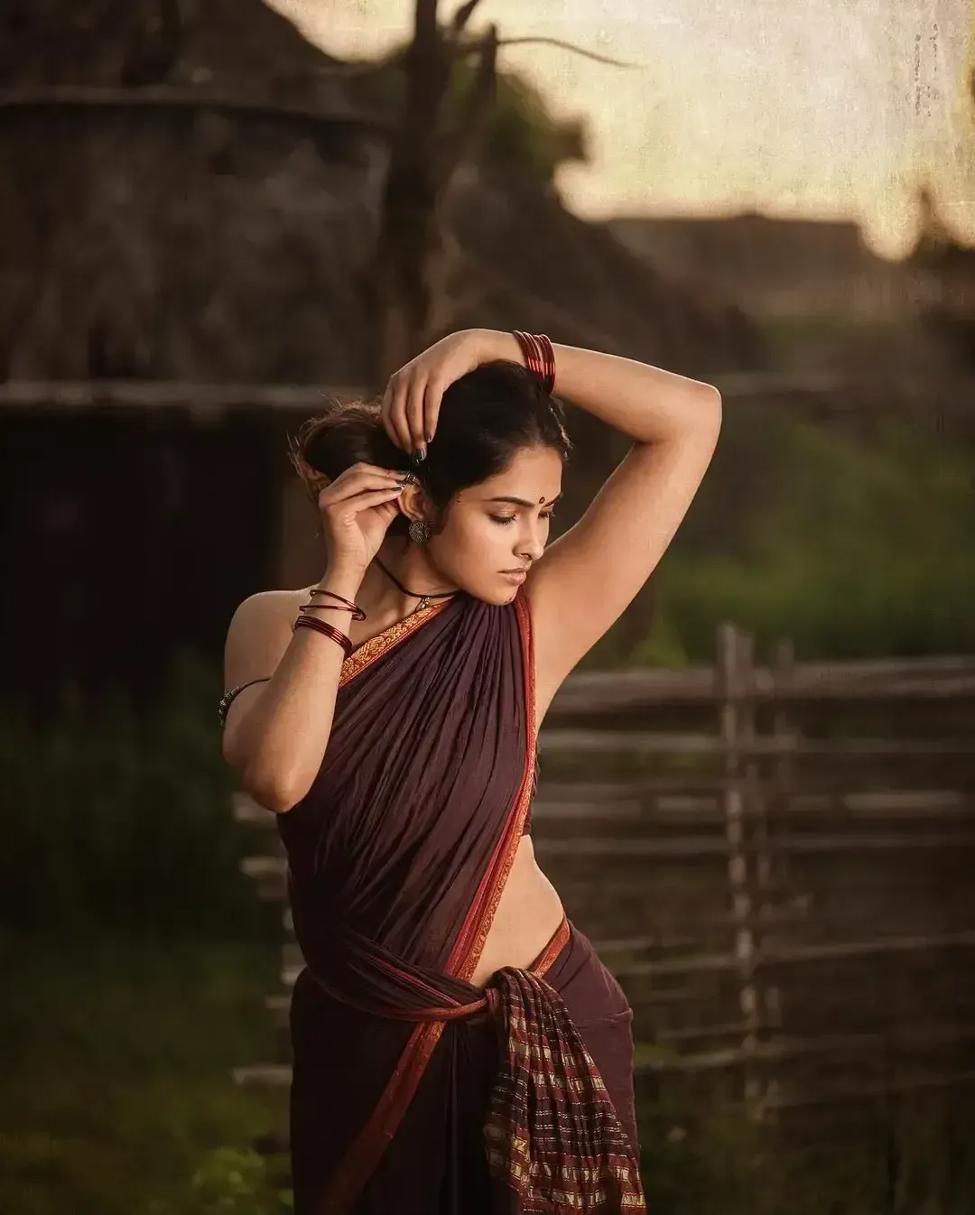 SOUTH INDIAN ACTRESS DIVI VADTHYA IMAGES IN MAROON SAREE 5